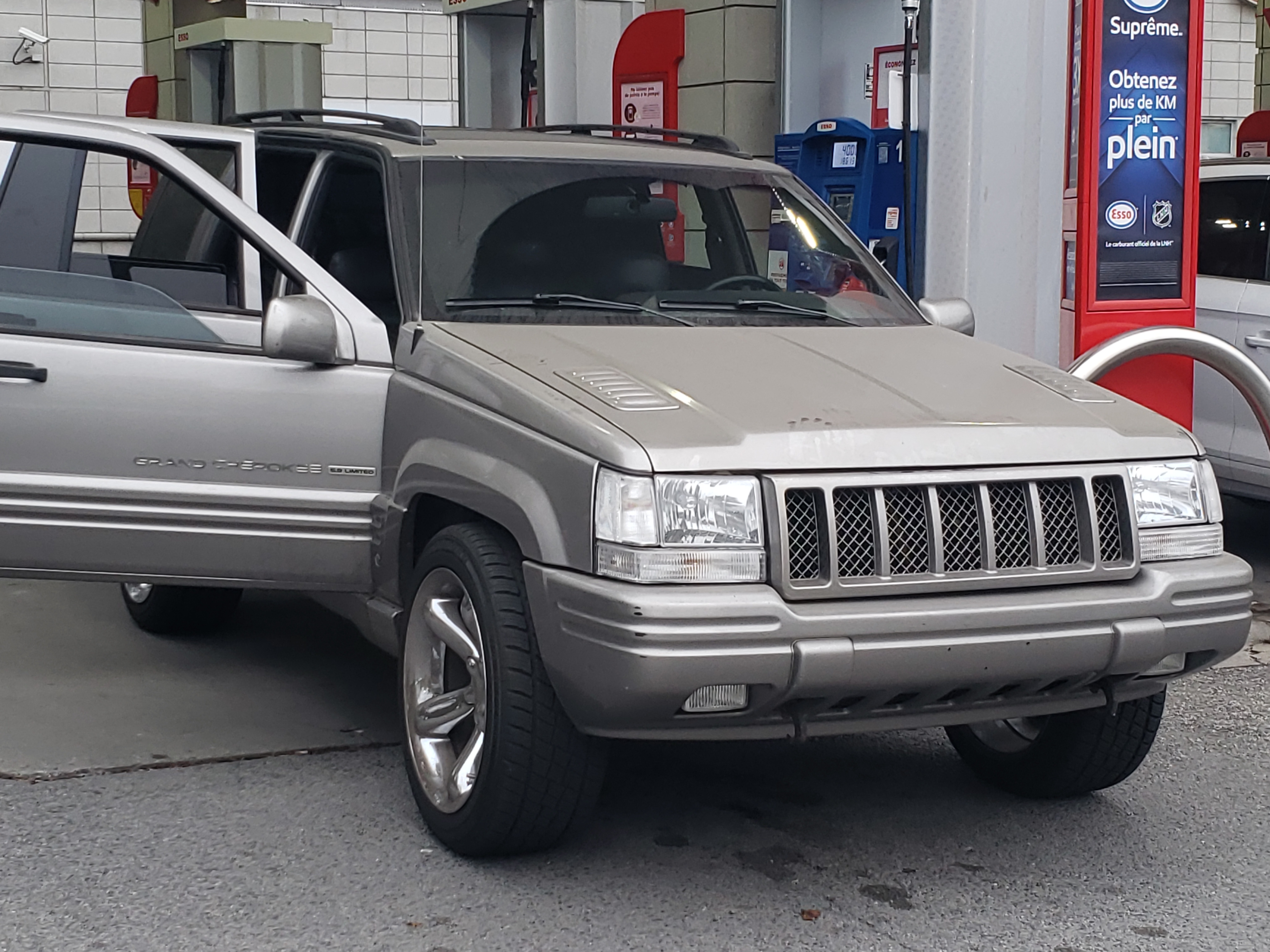 The Jeep at the gas station — first impression