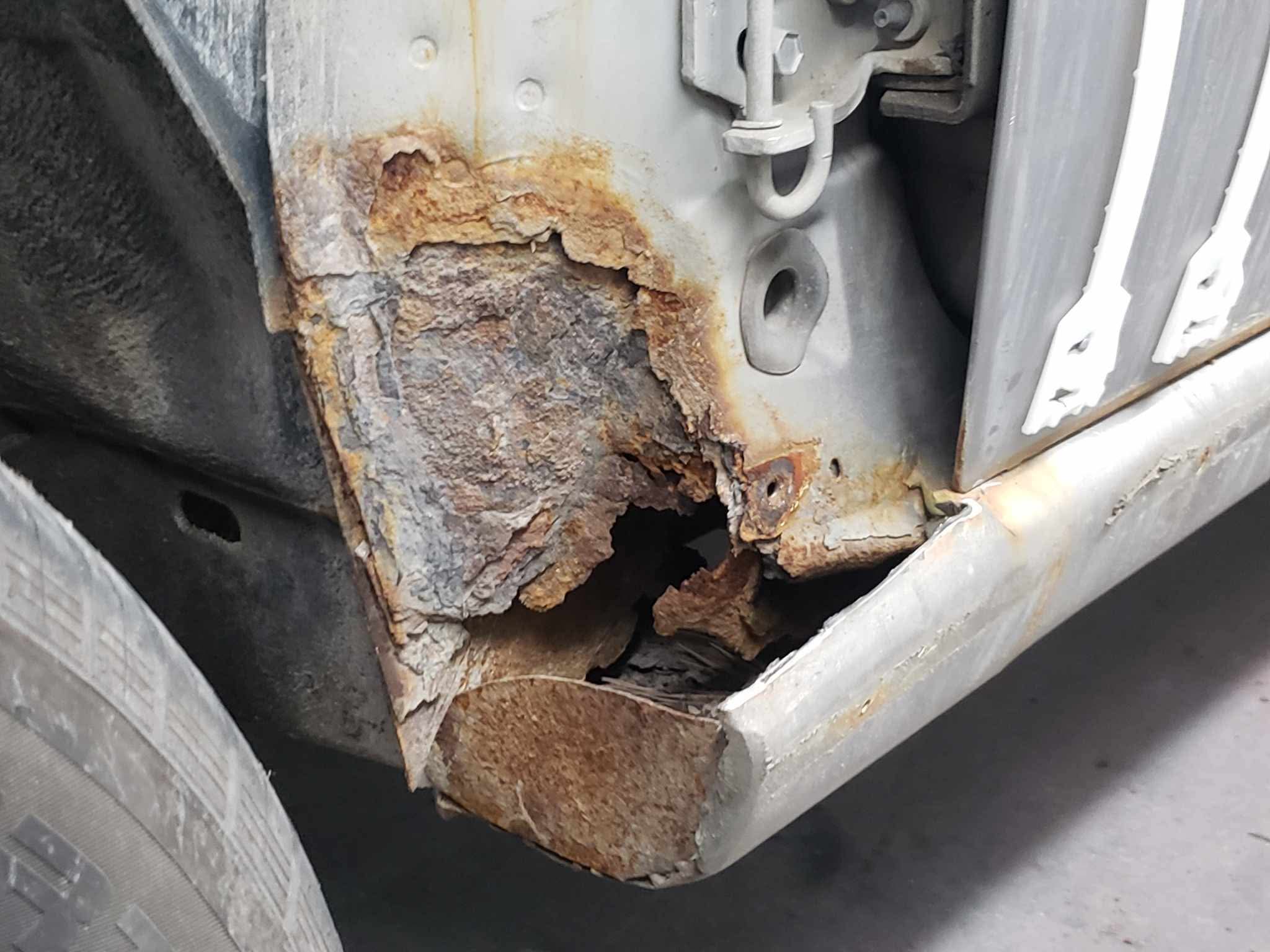 Rear corner at the B-pillar